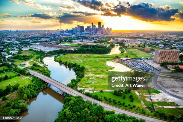 houston skyline depuis au-dessus de buffalo bayou - zone humide photos et images de collection