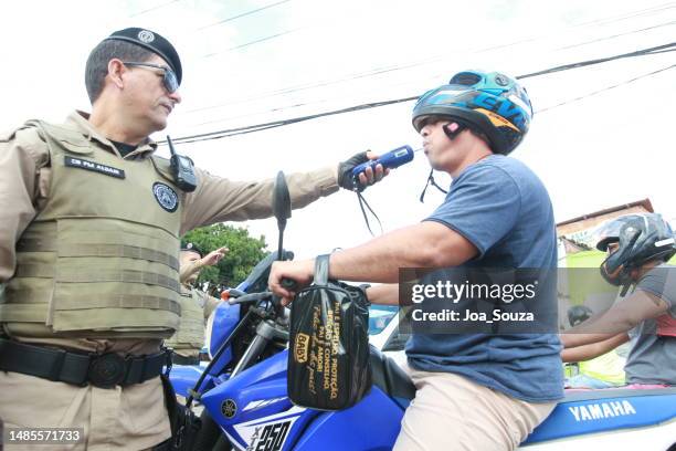 inspection to identify drunk drivers - drunk driving accident stock pictures, royalty-free photos & images