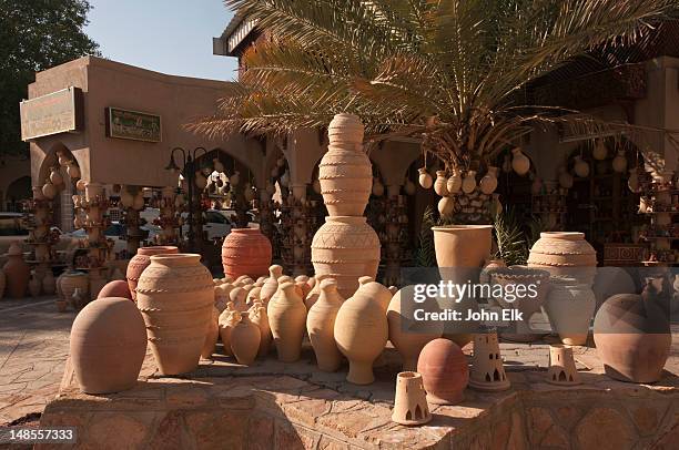 souq (souk), pottery display. - souk stock-fotos und bilder