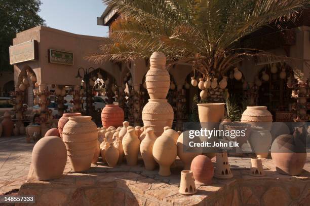 souq (souk), pottery display. - nizwa fotografías e imágenes de stock