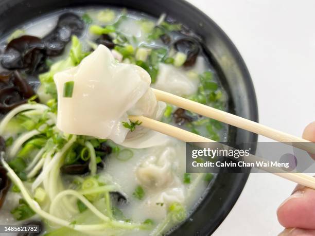 chinese wanton dumpling soup - gyoza foto e immagini stock