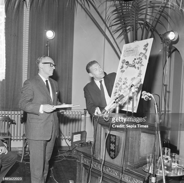 Dr. Jac P. Thijsse commemoration in King's Hall of Artis, Mr. Van Dijk shows wall plate to minister mr. Vrolijk, 25 May 1965, commemorations, The...