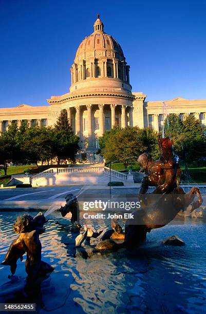 fountain in front of missouri state capitol building. - missouri capitol stock pictures, royalty-free photos & images