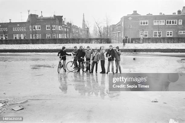 Boys stand on ice near a wak on Transvaalkade, Amsterdam, January 6 IJS, JONGENS, The Netherlands, 20th century press agency photo, news to remember,...