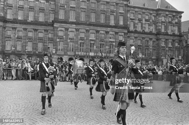 Bagpipers on Dam Square; members of the Hawich Boys Brigade Pipe Band from Scotland, in action on Dam Square in Amsterdam, July 30 bagpipes, marching...