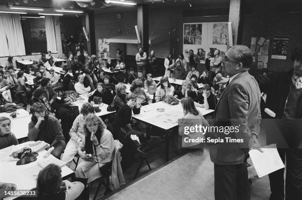 Discussion in the cafeteria, November 16 discussions, teachers, education, schools, strikers, strikes, The Netherlands, 20th century press agency...