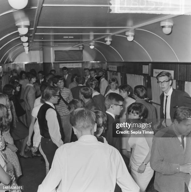 Discoball in train Amsterdam Zwolle, teenagers dancing in train, August 10 TIENERS, trains, The Netherlands, 20th century press agency photo, news to...