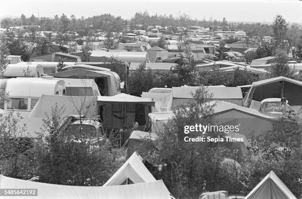 Crowds along beach IJsselmeer. Crowded campground on the Veluwe, July 18 Campgrounds, beaches, The Netherlands, 20th century press agency photo, news...