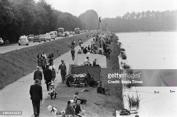 Crowds in Amsterdamse Bos , fishing along the Bosbaan, June 7 fishermen, The Netherlands, 20th century press agency photo, news to remember,...