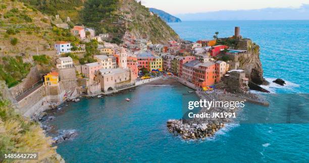 hermoso paisaje de un pueblo pesquero costero, ciudad de las cinque terre en vernazza, italia, europa. - vernazza fotografías e imágenes de stock