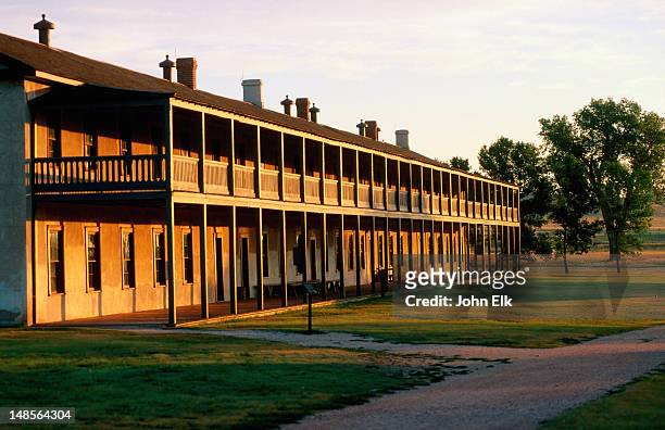 cavalry barracks (1874) at fort laramie national historic site. - army barracks stockfoto's en -beelden