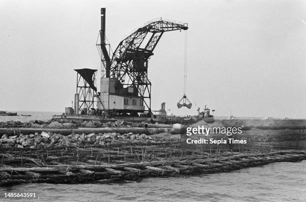 Land reclamation in southern Flevoland near Muiderberg. In the foreground the sinker behind it floating garlic, 15 October 1963, DROOGLEGEGINGEN,...