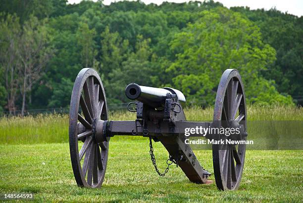 cannon at bull run historic civil war battlefield. - kanon stockfoto's en -beelden