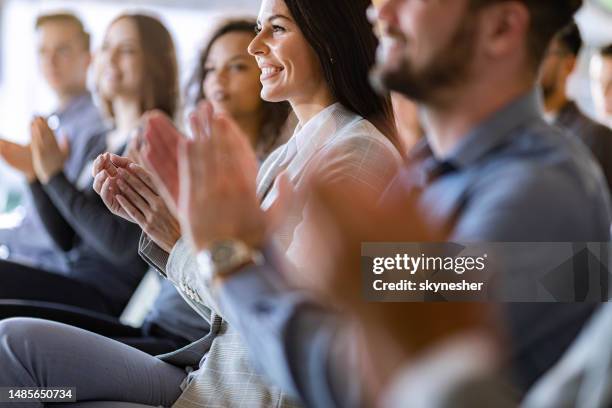 congratulazioni per il seminario aziendale di successo! - applaudire foto e immagini stock