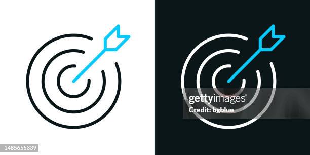 ziel. zweifarbiges liniensymbol auf schwarzem oder weißem hintergrund - bearbeitbarer strich - darts on white stock-grafiken, -clipart, -cartoons und -symbole