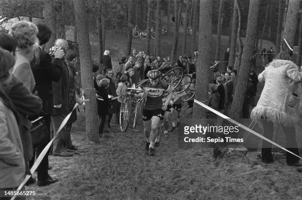 Christmas Cyclocross in the woods Bilthoven, 26 December 1971, BOSSEN, WIELERCROSS, christmas, The Netherlands, 20th century press agency photo, news...