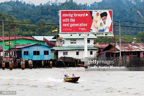 taxi boat leaving kampung ayer stilt village. - bandar seri begawan foto e immagini stock