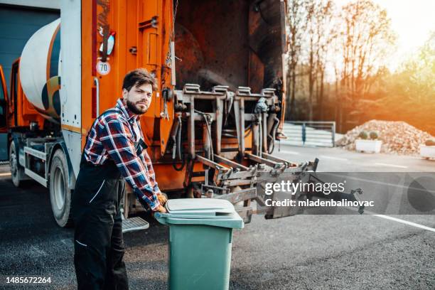 müllabfuhr-arbeiter - müllmann stock-fotos und bilder