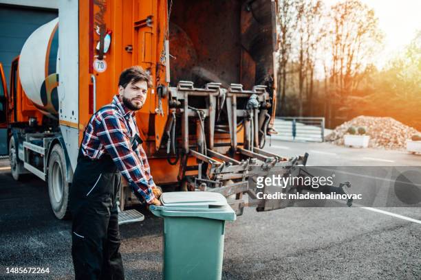 garbage removal worker - recycling rig imagens e fotografias de stock