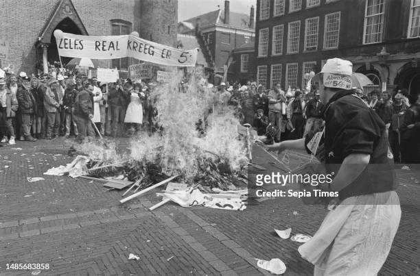 Banners are burned in the Binnenhof, April 20 demonstrations, slogans, banners, nurses.