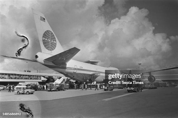 On the platform of Schiphol Airport the Boeing 747 can count on great interest from the airport personnel while being unloaded, 2 July 1970, arrival...