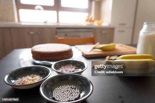 making a cake - banana cream cake stock pictures, royalty-free photos & images