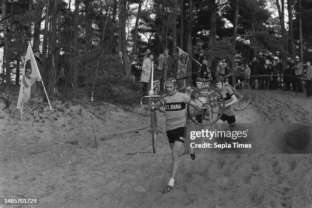 Christmas Cyclocross in woods Bilthoven, amateurs and professionals from left to right Van de Hulst, Wildeboer, A. Scheffer, December 26 BOSSEN,...