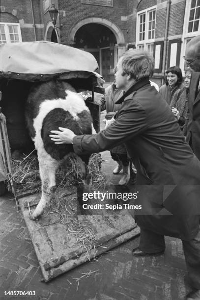 Order aktie lekker dier, representative of the action Lekker dier and Kleine Aarde were with a calf at the Binnenhof, December 17 REPRESENTATIVES,...