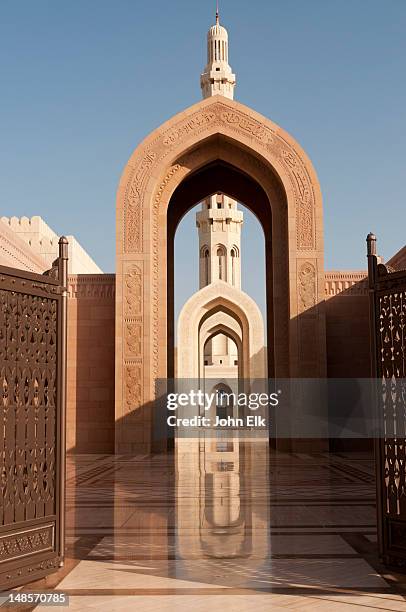 sultan qaboos grand mosque, entry and minaret. - grand mosque oman stock-fotos und bilder