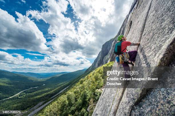 man rock climbing steep crack on rock face - franconie photos et images de collection