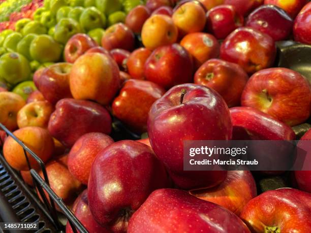 fresh fruit at the market - produce aisle photos et images de collection