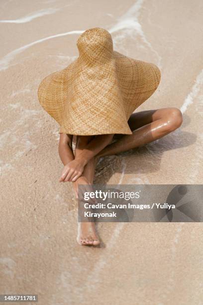 woman in a straw hat on the ocean. portrait - tanned body stock pictures, royalty-free photos & images