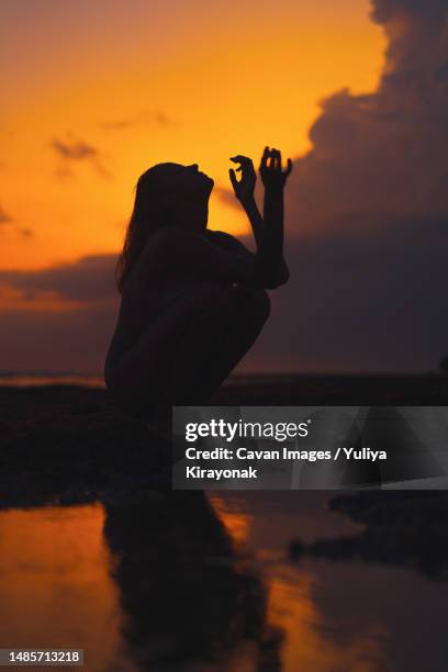 woman on the ocean at a bright sunset - hot model indonesia imagens e fotografias de stock