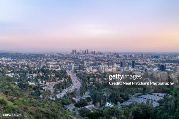 overlooking los angeles california - los angeles skyline stockfoto's en -beelden