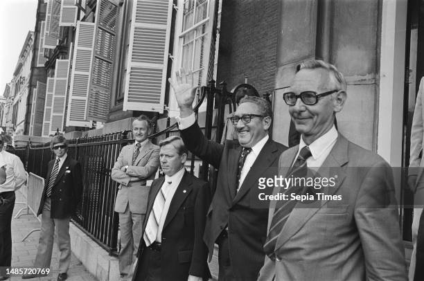Secretary of State , Dr. Henry Kissinger visits the Netherlands; arrival Schiphol Airport, Kissinger and Van der Stoel /, August 11 ministers.