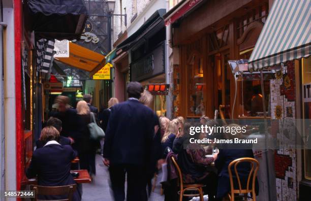 melbourne's cbd has many laneways and small eateries that draw the lunchtime crowds. - melbourne food imagens e fotografias de stock