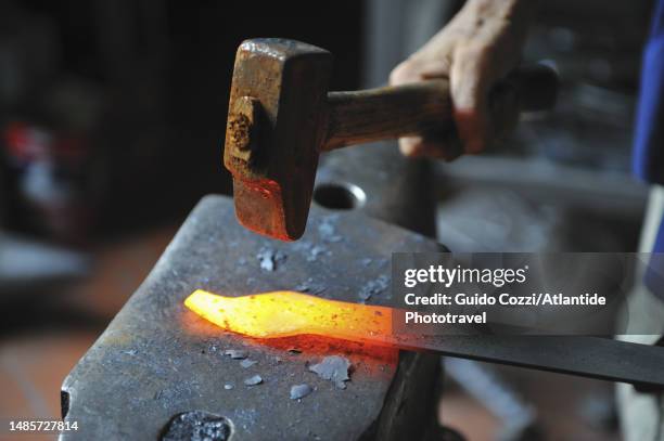 florence, italy, artisan at work - fabbro ferraio foto e immagini stock