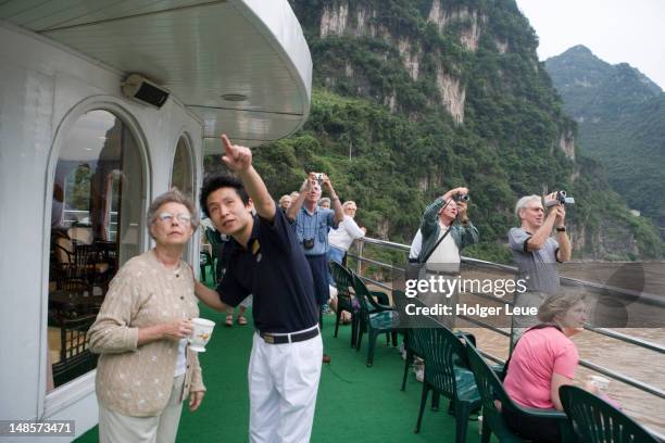 victoria cruises on the yangtze river, xiling gorge near sandouping. - victoria river stock pictures, royalty-free photos & images
