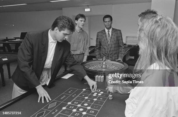 Assignment De Gelderlander , training croupiers at Casino Amsterdam, 2 September 1987, CROUPIERS, casinos.
