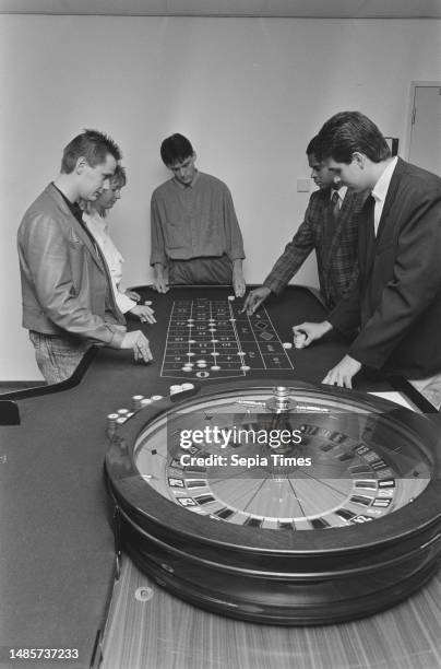 Assignment De Gelderlander, training croupiers at Casino Amsterdam, 2 September 1987, CROUPIERS, casinos.