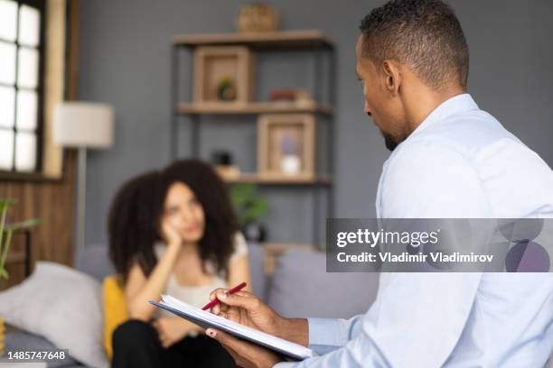 une femme consulte un professionnel de la santé mentale - abus de substances photos et images de collection