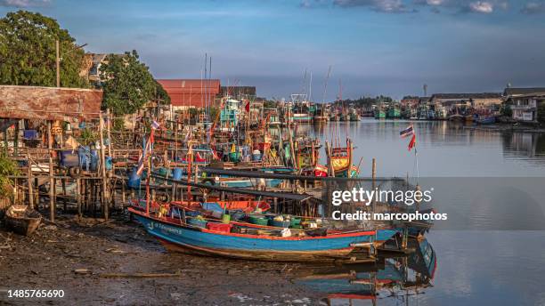 sea,village,fishermen,landscape,travel,nature,sky,environment,house,beauty,sunny,fishing village,season,fishing boat,water transport,color,thai culture,bay - water,equipment,sunset,fisherman,trade, - lieu de travail stock pictures, royalty-free photos & images