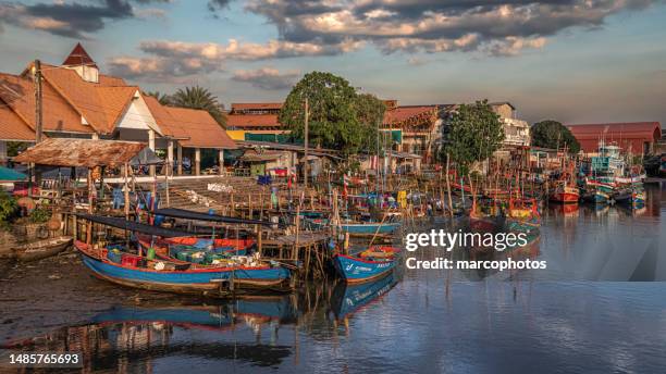 sea,village,fishermen,landscape,travel,nature,sky,environment,house,beauty,sunny,fishing village,season,fishing boat,water transport,color,thai culture,bay - water,equipment,sunset,fisherman,trade, - lieu de travail stock pictures, royalty-free photos & images