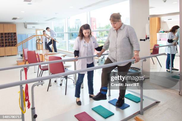 service de physiothérapie - articulation-du-corps-humain photos et images de collection