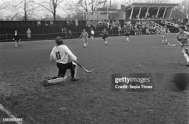 Hockey Ladies Netherlands v Wales 2-1 Riet Kuper , left goalkeeper Iris Davis, April 26 field hockey, goalkeepers.