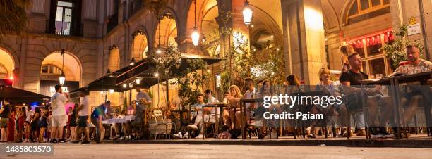 plaza real square panorama in barri gotic off la rambla in barcelona catalonia spain - terraza fotografías e imágenes de stock