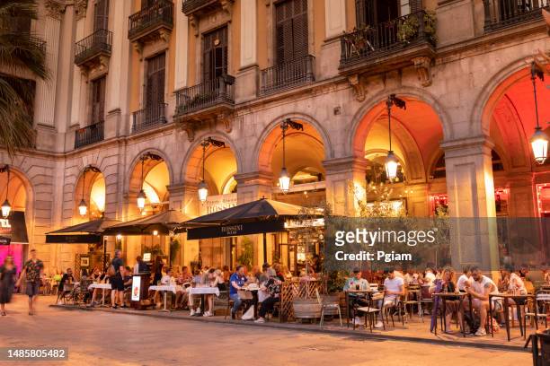 plaça reial square in barri gotic off la rambla in barcelona catalonia spain - barcelona hotel stockfoto's en -beelden