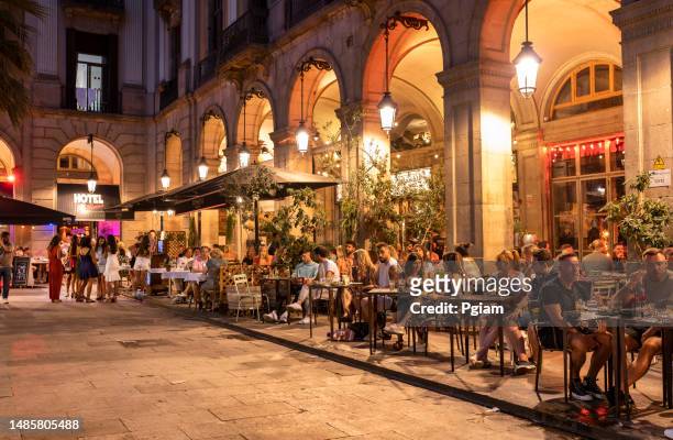 plaza real square in barri gotic off la rambla in barcelona catalonia spain - las ramblas fotografías e imágenes de stock