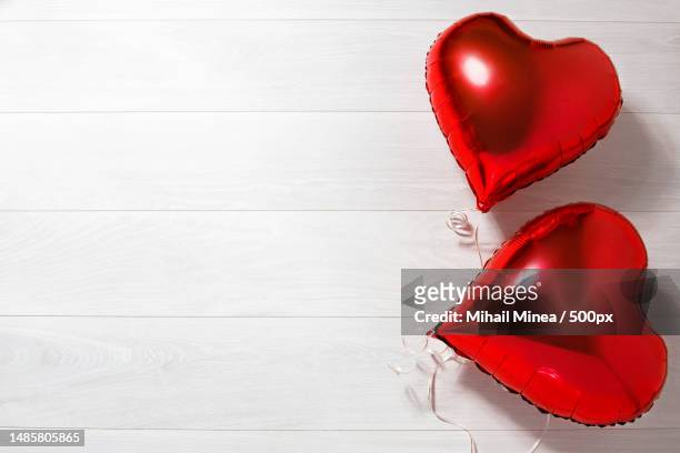 valentine red heart shape balloon on white wooden background top view,copy space valentines concept romantic love holiday gift accessories mockup template blank desktop,oradea,romania - tin foil costume - fotografias e filmes do acervo
