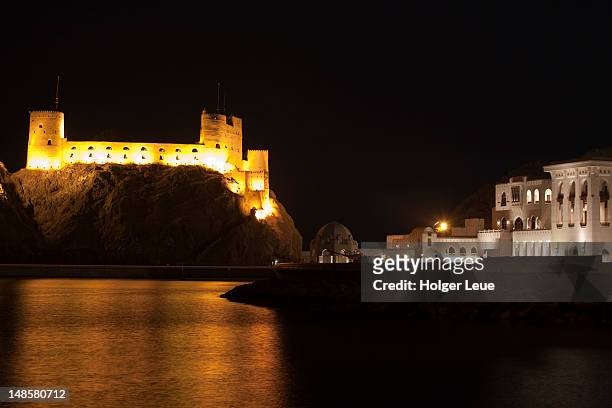 fort al jalali and sultan qaboos bin said al aman palace at night. - qaboos bin said al said stock-fotos und bilder